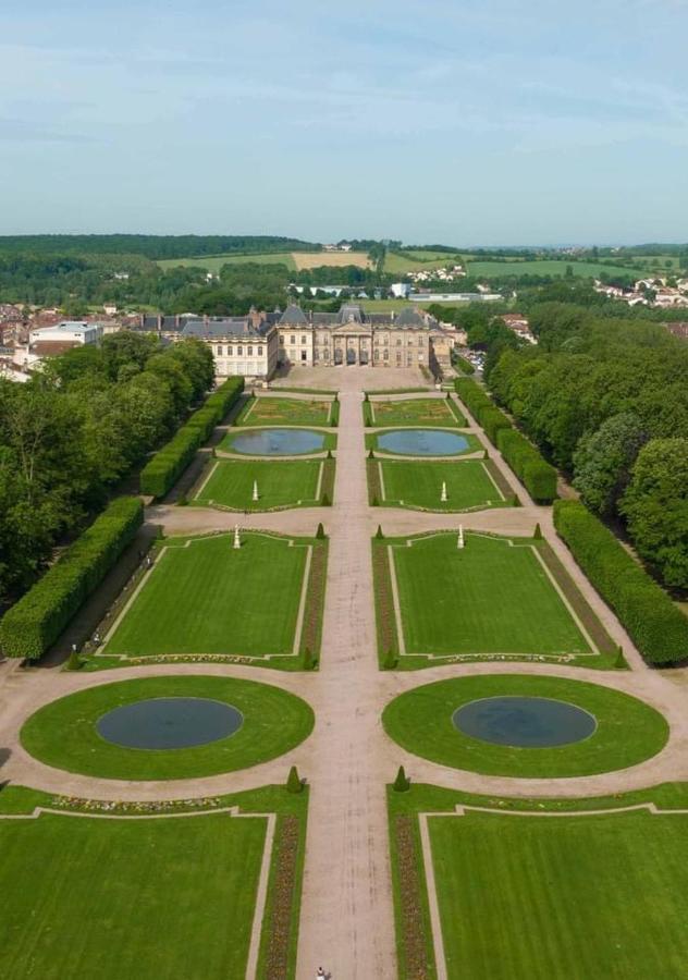 - Gite Appart Orchidée - Coeur de ville - Lunéville - Soirée étape VRP - capacité 1 à 4 personnes - Accès piscine et jardin Esterno foto