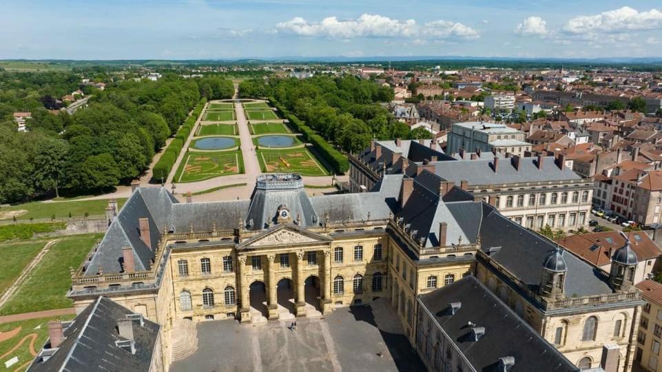 - Gite Appart Orchidée - Coeur de ville - Lunéville - Soirée étape VRP - capacité 1 à 4 personnes - Accès piscine et jardin Esterno foto